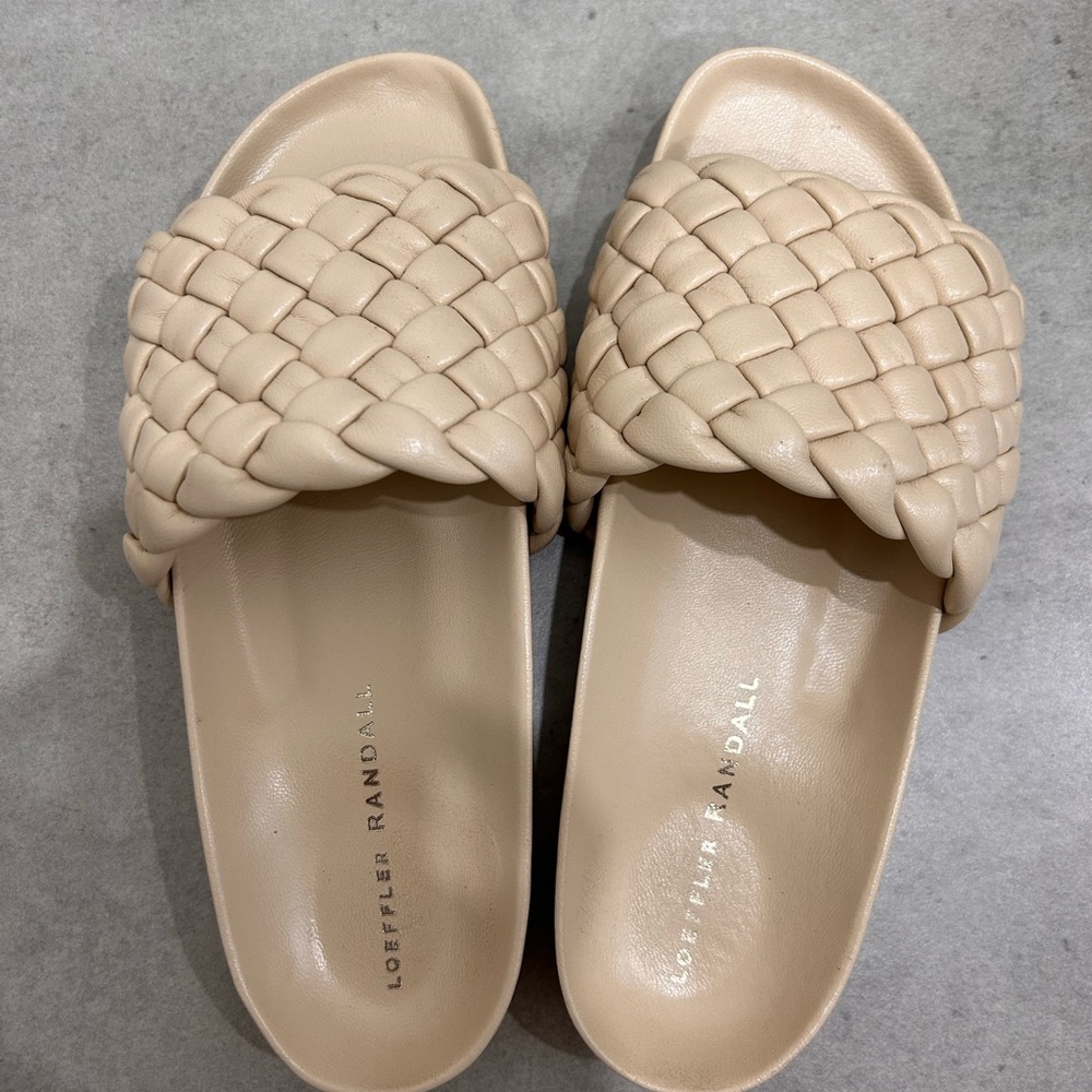 Sandals In cream color.